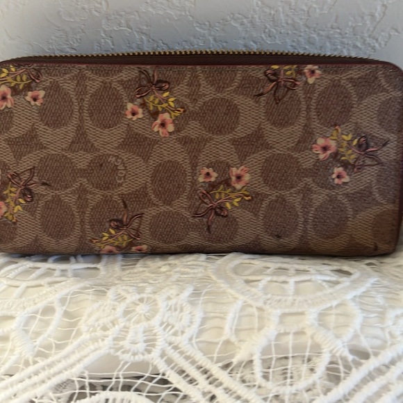 COACH NEW CONDITION ZIPPY FLOWERED WALLET - Picture 3 of 10